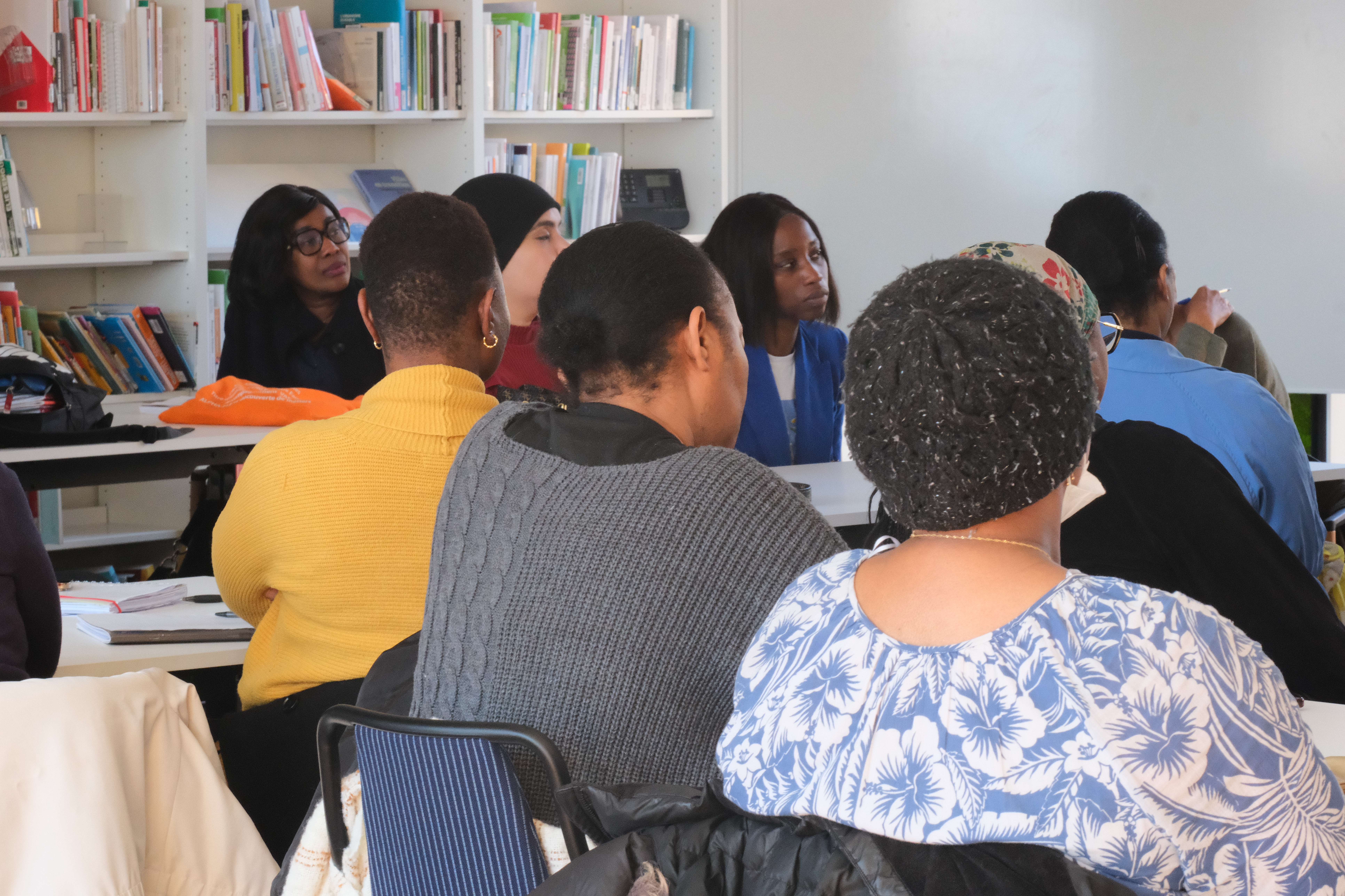 Formation en cours - Groupe de stagiaires attentifs